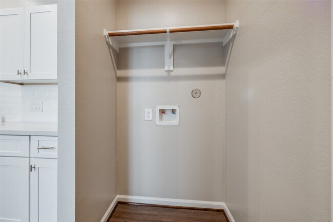 Building Photo - 137 Pk Pl Cir