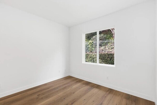 Building Photo - Don't miss out! Gated/Secured 3 br 2 ba home