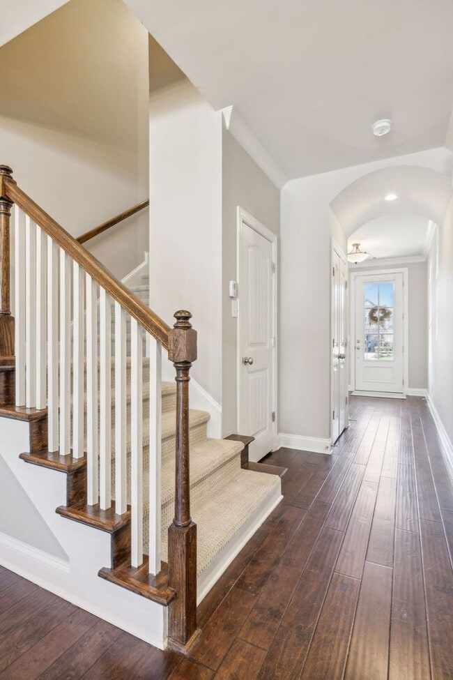 Building Photo - 3 BR/2.5 BA Luxury Townhome
