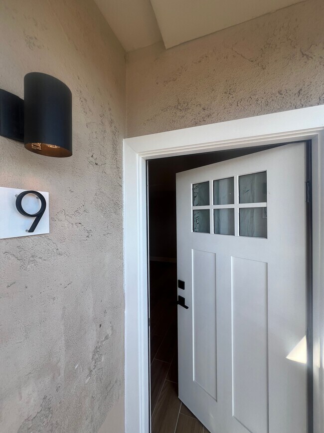 Building Photo - 14921 Vanowen St