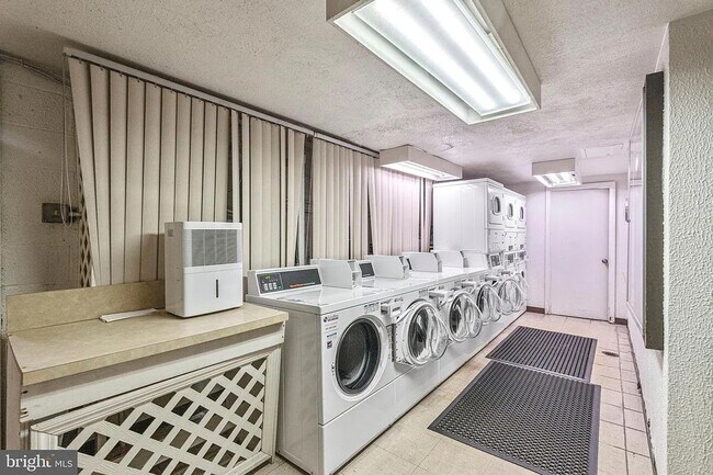 Building Photo - Great 2 Bed / 1 Bath Apartment near Embass...