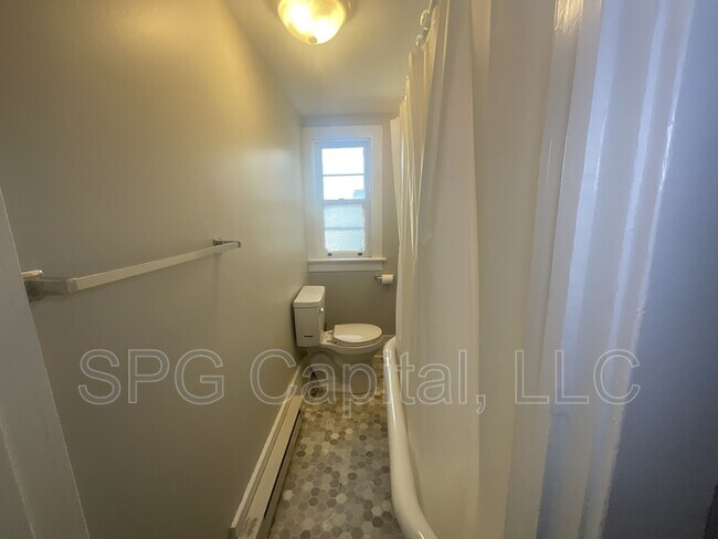 Building Photo - 164 S Pine St