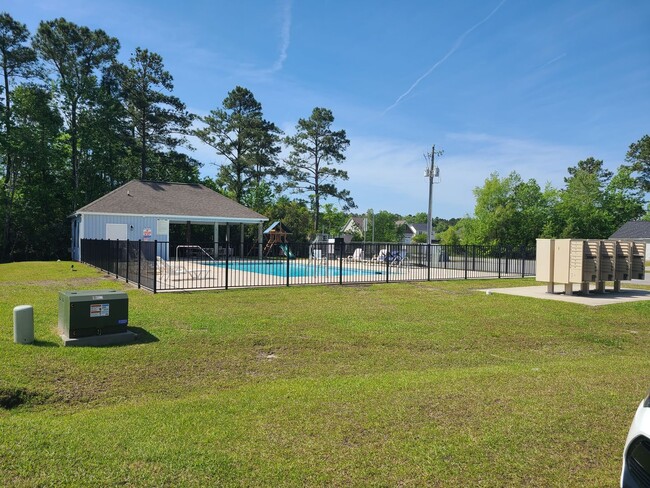 Building Photo - 3 Bedroom, 2 bath home in the Bridgeport C...