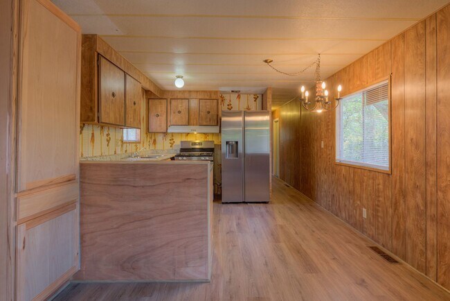 Building Photo - 162 Feathervale Dr