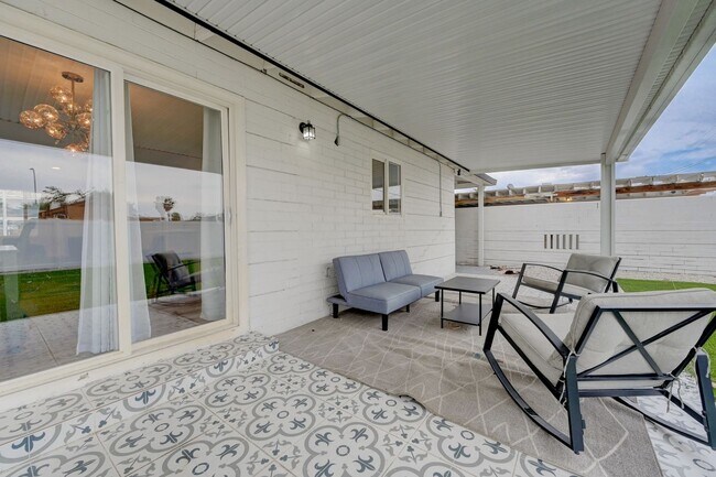Building Photo - Fully Furnished or Unfurnished 3 BR / NO HOA