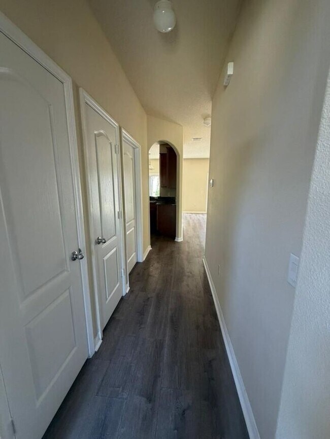 Building Photo - Updated 3 bed 2.5 bath Townhome