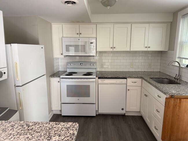 Building Photo - Comfort & Style: 2-Bedroom Raleigh Townhouse