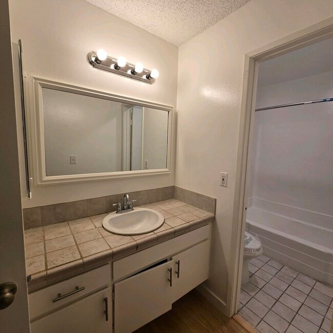 Building Photo - Playa Del Rey 1 bedroom apartment in Large outdoor community