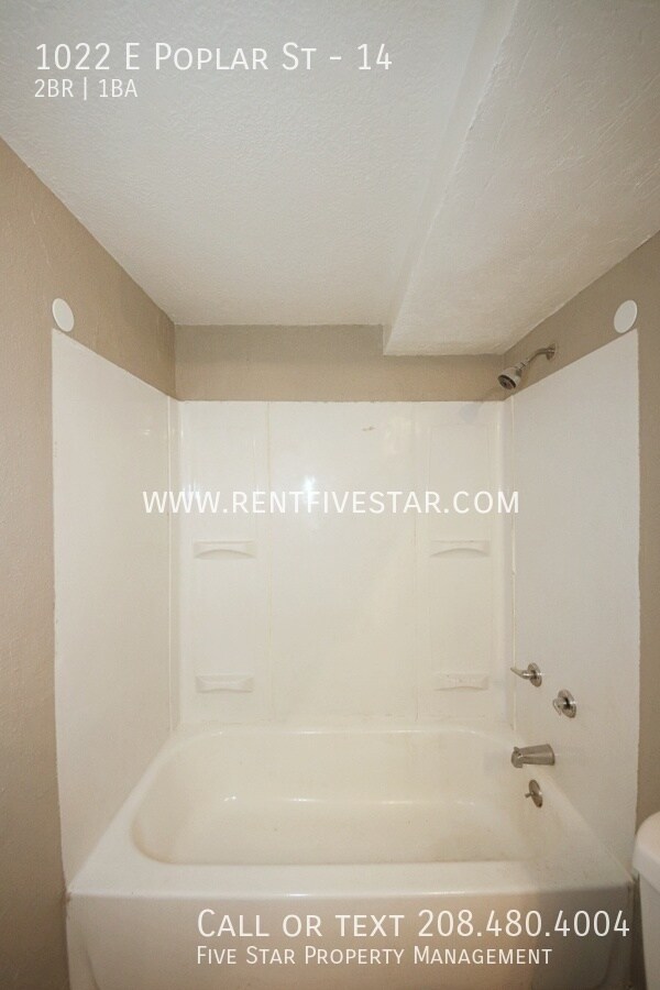 Building Photo - 1022 E Poplar St