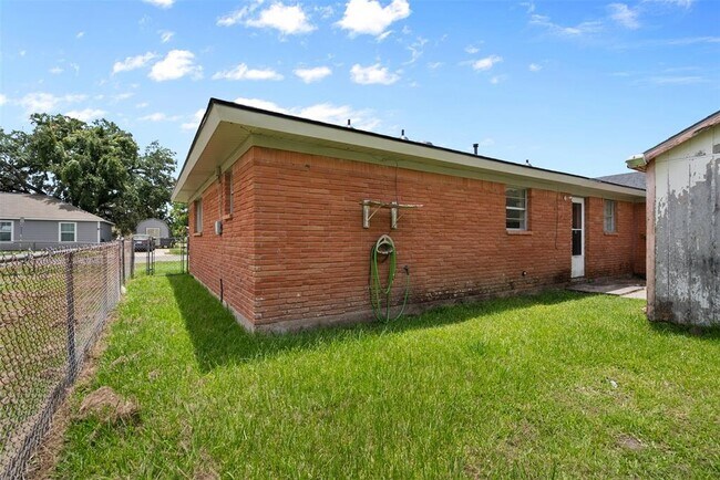Building Photo - 815 Rugeley St
