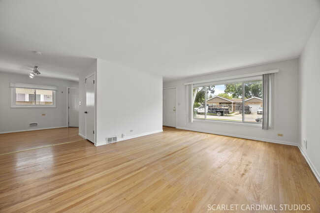 Building Photo - 569 S Park Rd