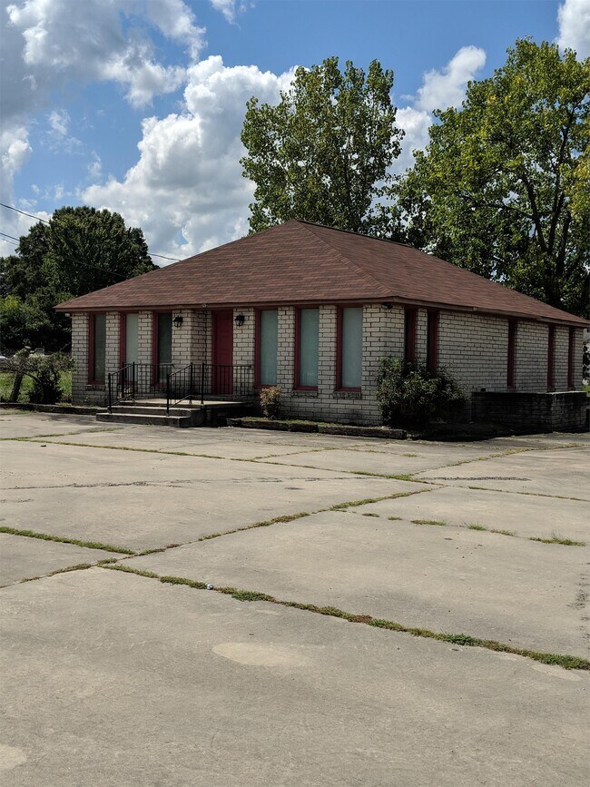 Building Photo - 1192 Memorial Park Rd