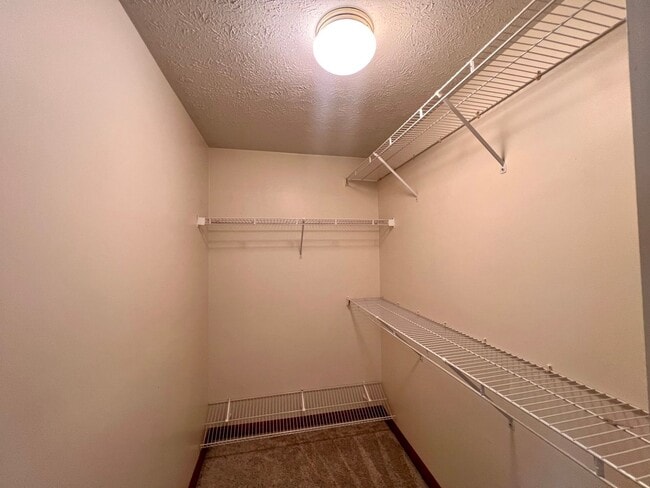 Building Photo - 1256 Queens Dr