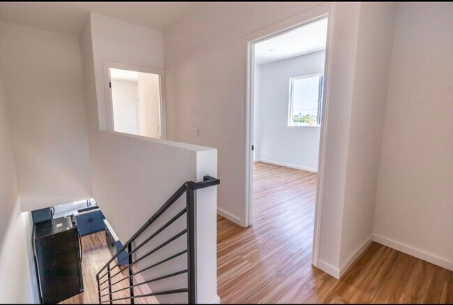 Building Photo - 4BR 3Ba Modern Townhome in Prime NOHO