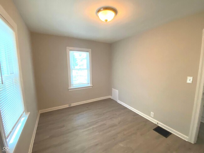 Building Photo - 1462 N Gladstone Ave