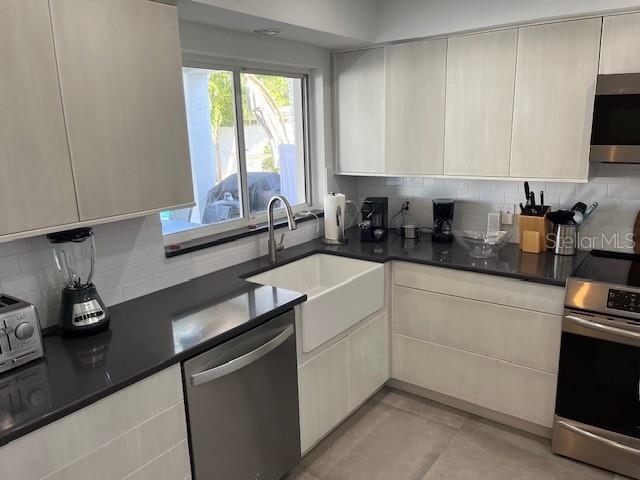 Building Photo - 2220 E Vina Del Mar Blvd