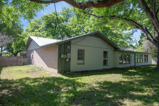 Building Photo - 21 Larkwood Ln