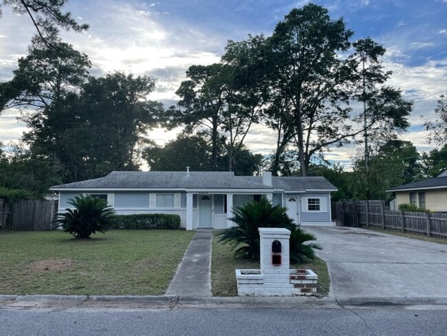 Primary Photo - 8505 Lyn Ave