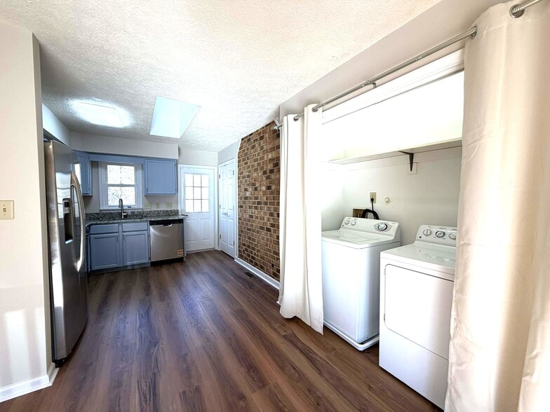 Laundry - 2721 Linden Ln