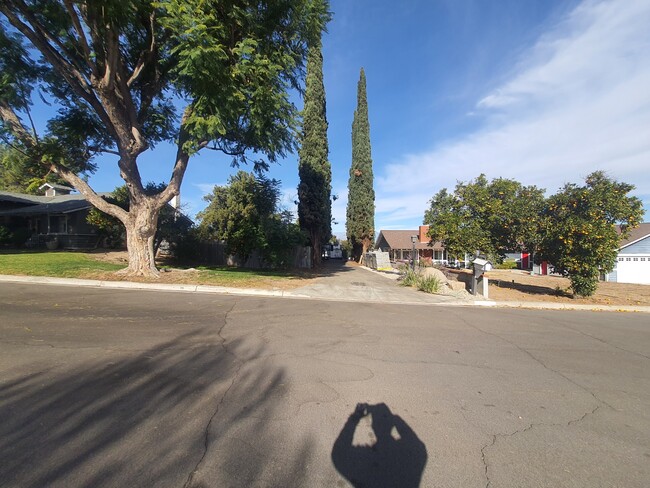 Street view of driveway - 11261 Berry St