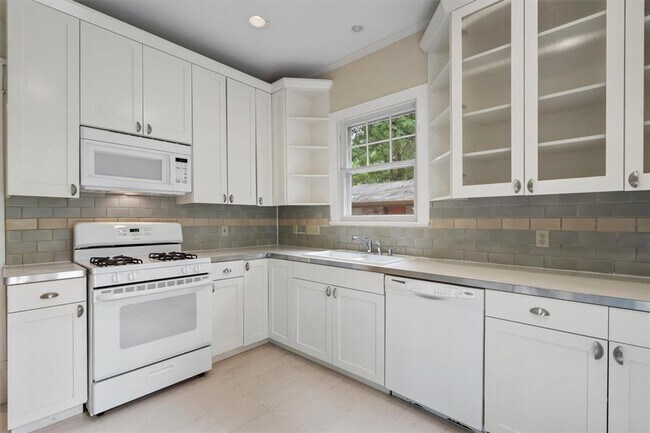 Building Photo - Exclusive New 4 Bed Remodeled with huge ba...