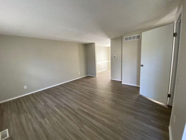 Building Photo - Tri-level, 4 bed 2 full bath located in Wa...