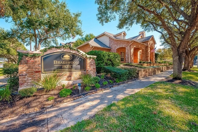 Building Photo - 2255 Braeswood Park Dr