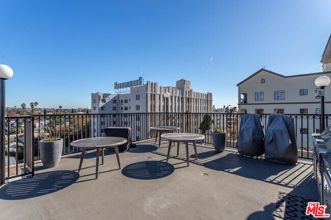 Building Photo - 585 N Rossmore Ave