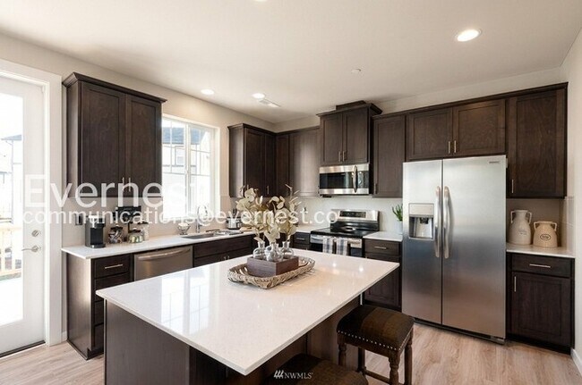 Building Photo - 2-Bed/2.5-Bath Townhome/Voucher Accepted
