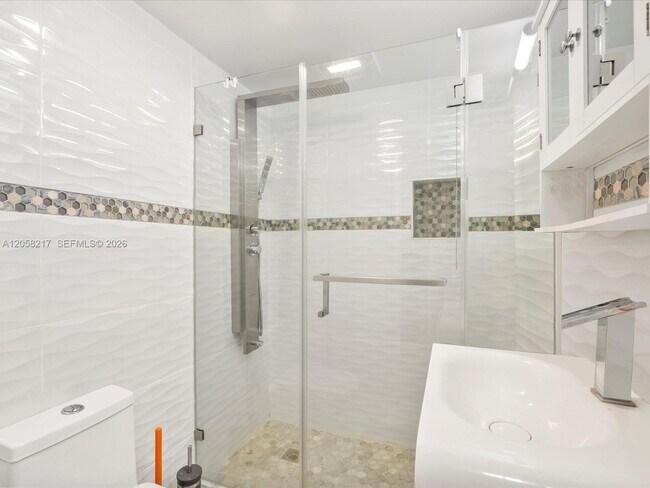 Building Photo - 18071 Biscayne Blvd