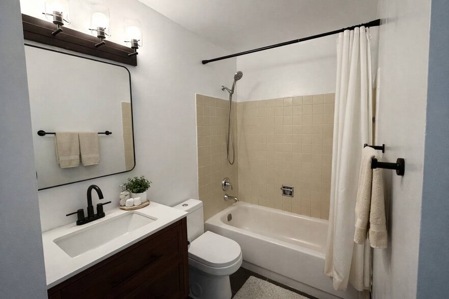 Building Photo - 1660 N La Salle Dr