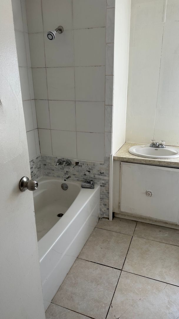 Building Photo - 2 Bedroom / 1 1/2 bathroom home in Perris