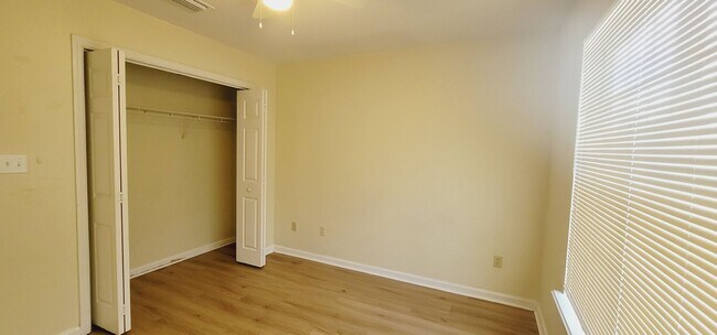 Building Photo - CLOSE TO CAMPUS 3/3 w/ Washer/Dryer, Lawn Maintenance Included, & More! $1900/month Avail startin...