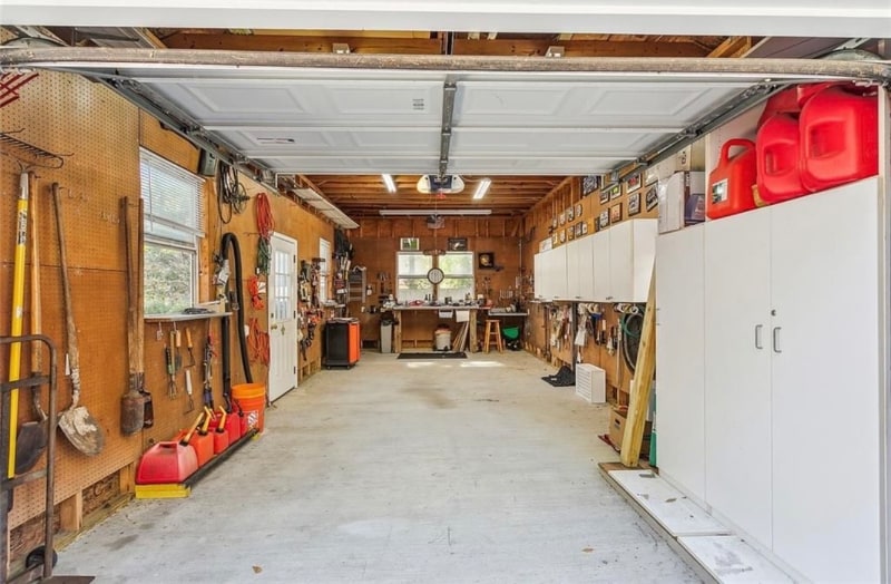 Building Photo - 350 Greenleaves Blvd