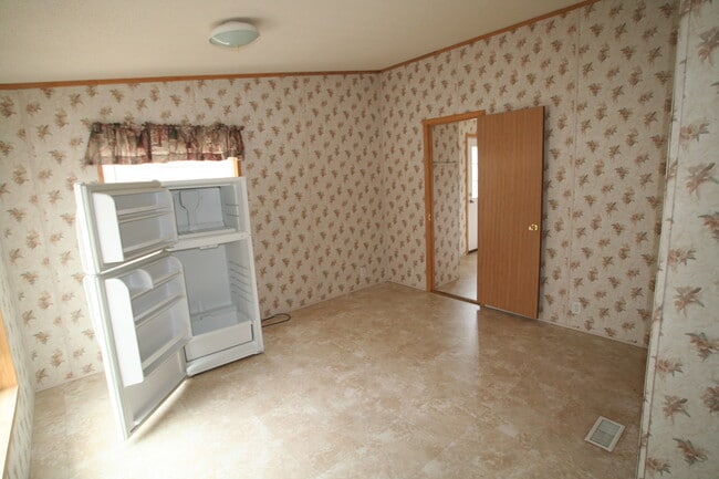 Building Photo - 3 Bedroom Modular Home in Babcock Vista!