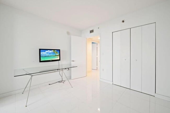 Building Photo - 200 Sunny Isles Blvd