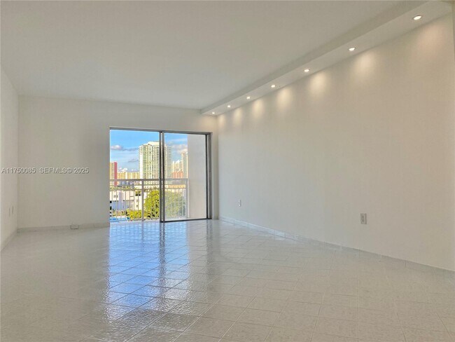 Building Photo - 400 Kings Point Dr