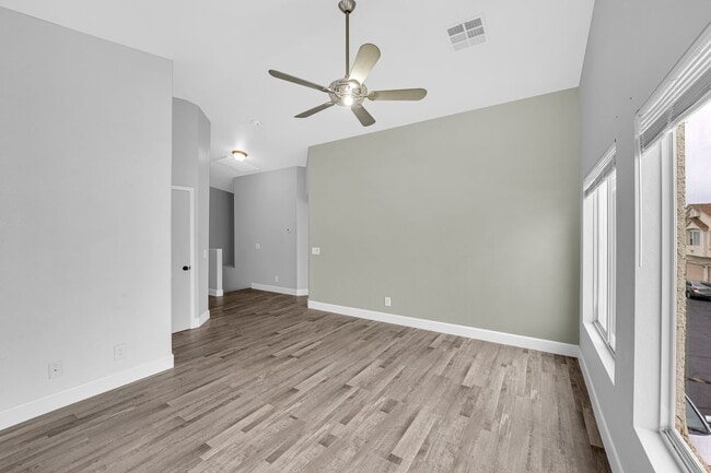 Building Photo - Charming 2 bedroom 2 bathroom townhome