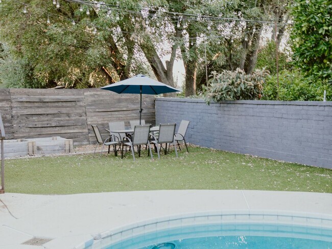 Building Photo - 6 Bedroom 4 Bath with Pool and yard space