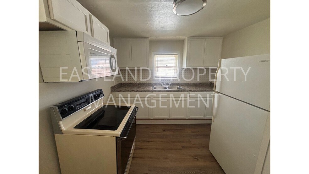 Building Photo - 823 Custer Dr