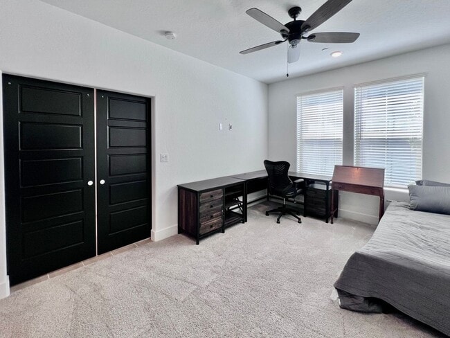Building Photo - $2,395 Herndon & Peach, 2 Bedroom Townhous...