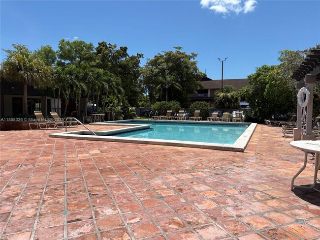 Building Photo - 10431 N Kendall Dr