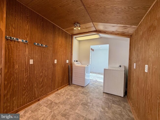 Building Photo - 820 Ridgeview Rd