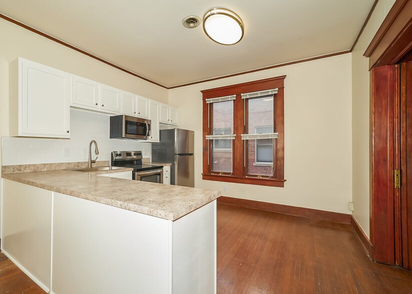 Building Photo - Huge One Bedroom on Near North Side
