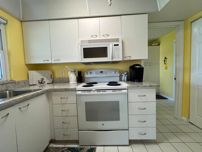 Building Photo - $3,300/month ** Short Term / Seasonal - Furnished ** 2 Bed / 1.5 Bath - Lakefront ** Single Famil...