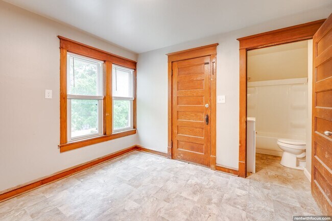 Building Photo - 714 S Memorial Dr