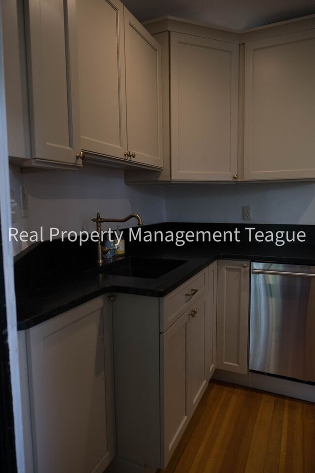 Building Photo - Beautiful Brownstone !