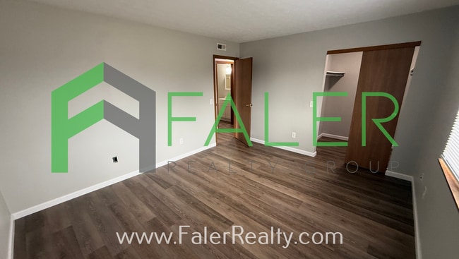 Building Photo - Ground Floor Condo Available Now!