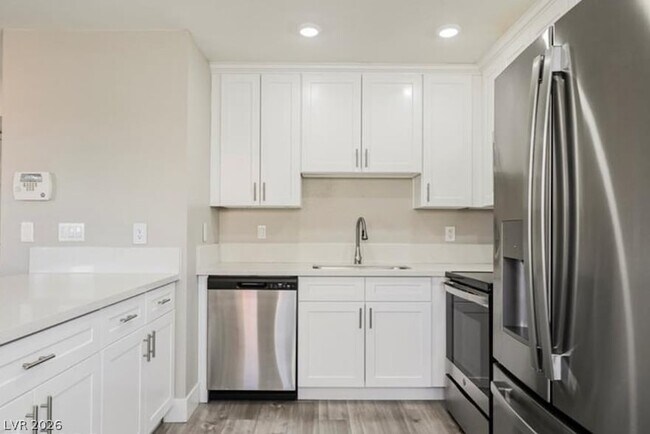 Building Photo - 1205 N Buffalo Dr