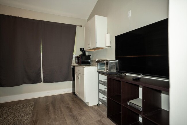 Building Photo - 130 Ella St